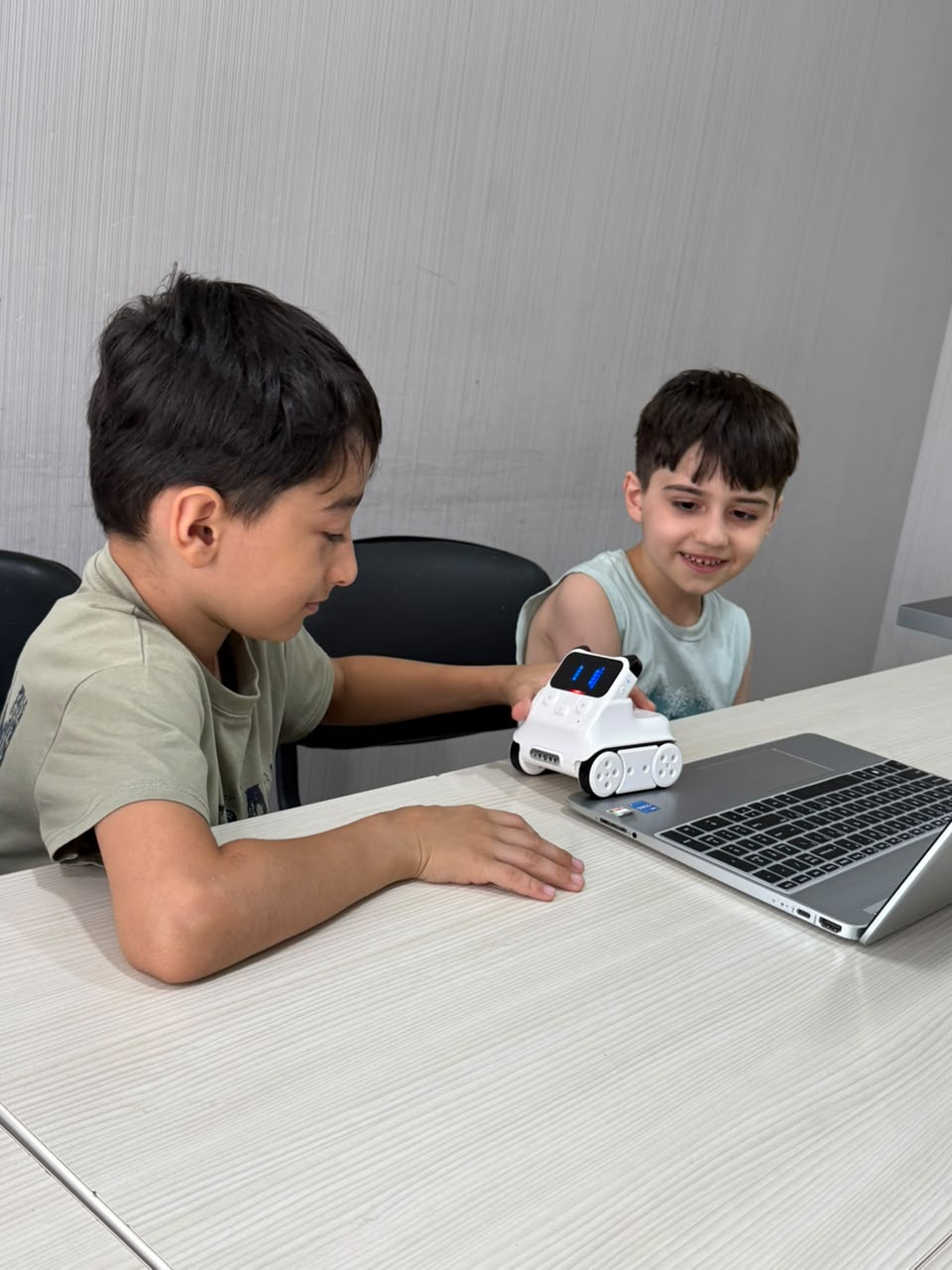 🤖 Robotexnika: Gələcəyin Dilini Bu Gündən Öyrənmək